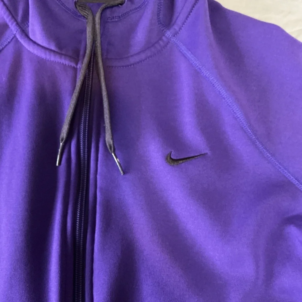 Nike Purple Thermal Fit Hoodie with Thumb Holes –‎ Size Medium